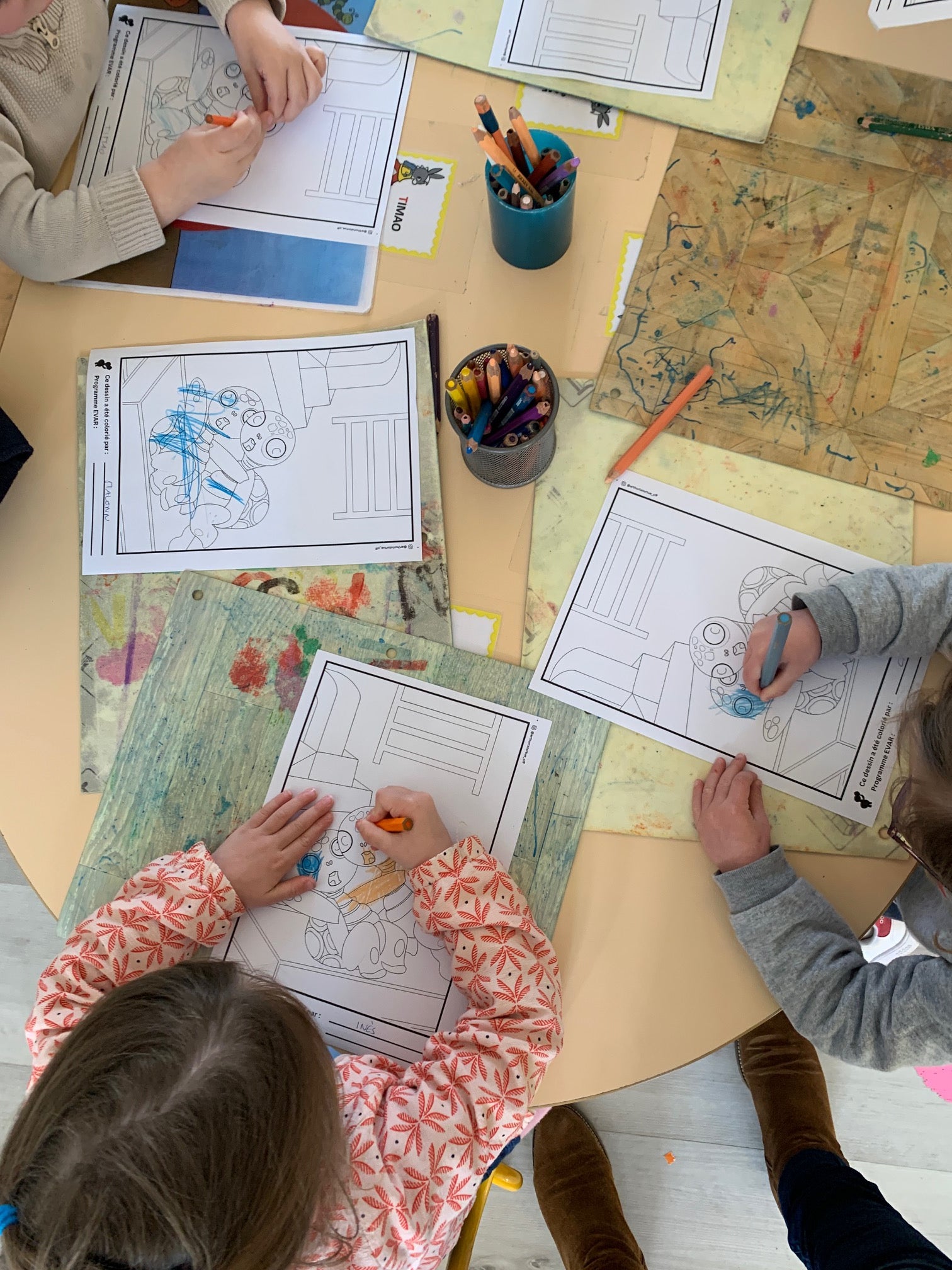 Activité de coloriage individuel en fin de séance EVAR TPS-PS — prolongement calme après l'apprentissage du consentement et du mot stop en classe maternelle