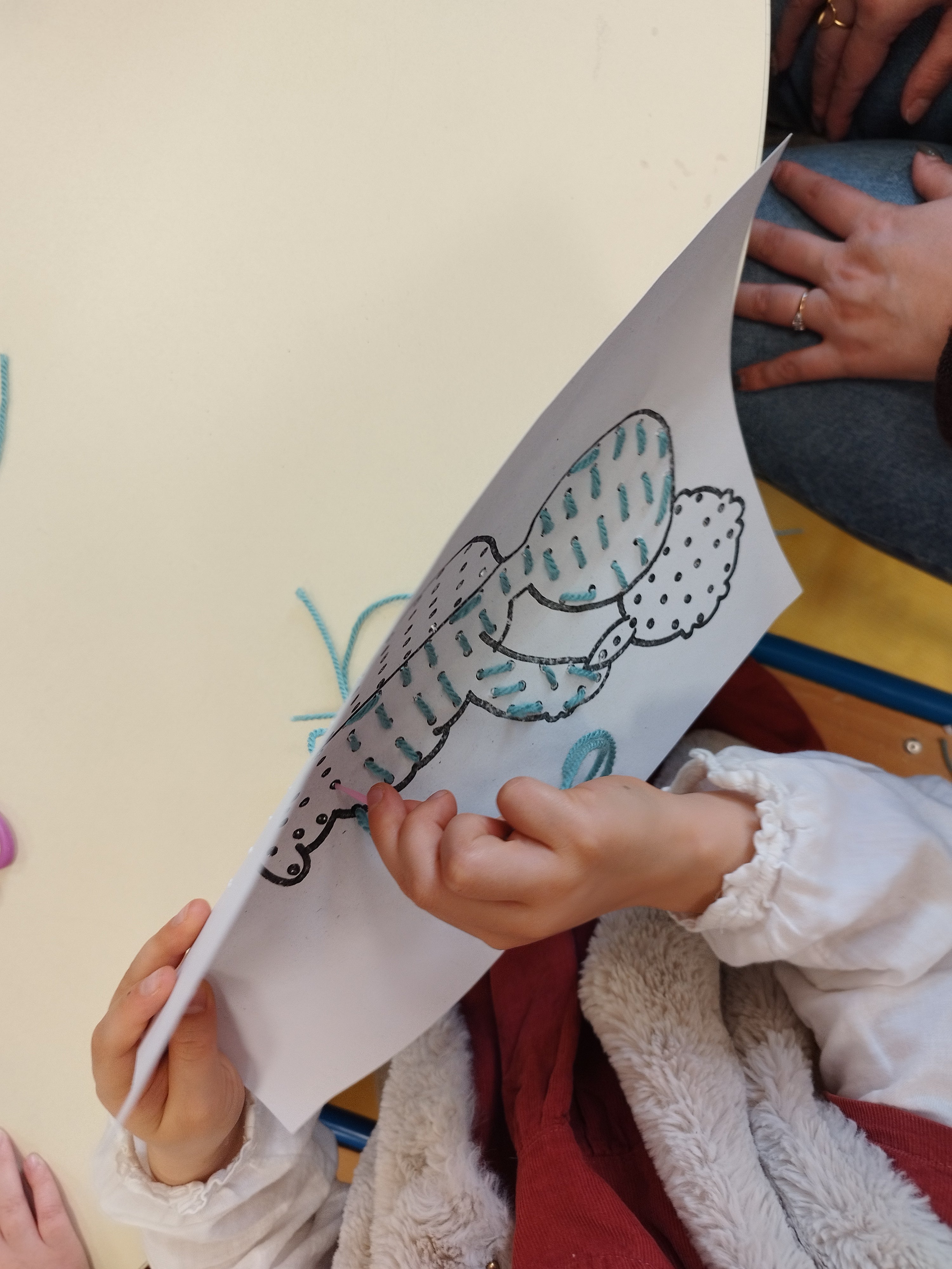 Broderie Arthur la Tortue réalisée par un enfant – activité motricité fine pédagogique EVAR maternelle