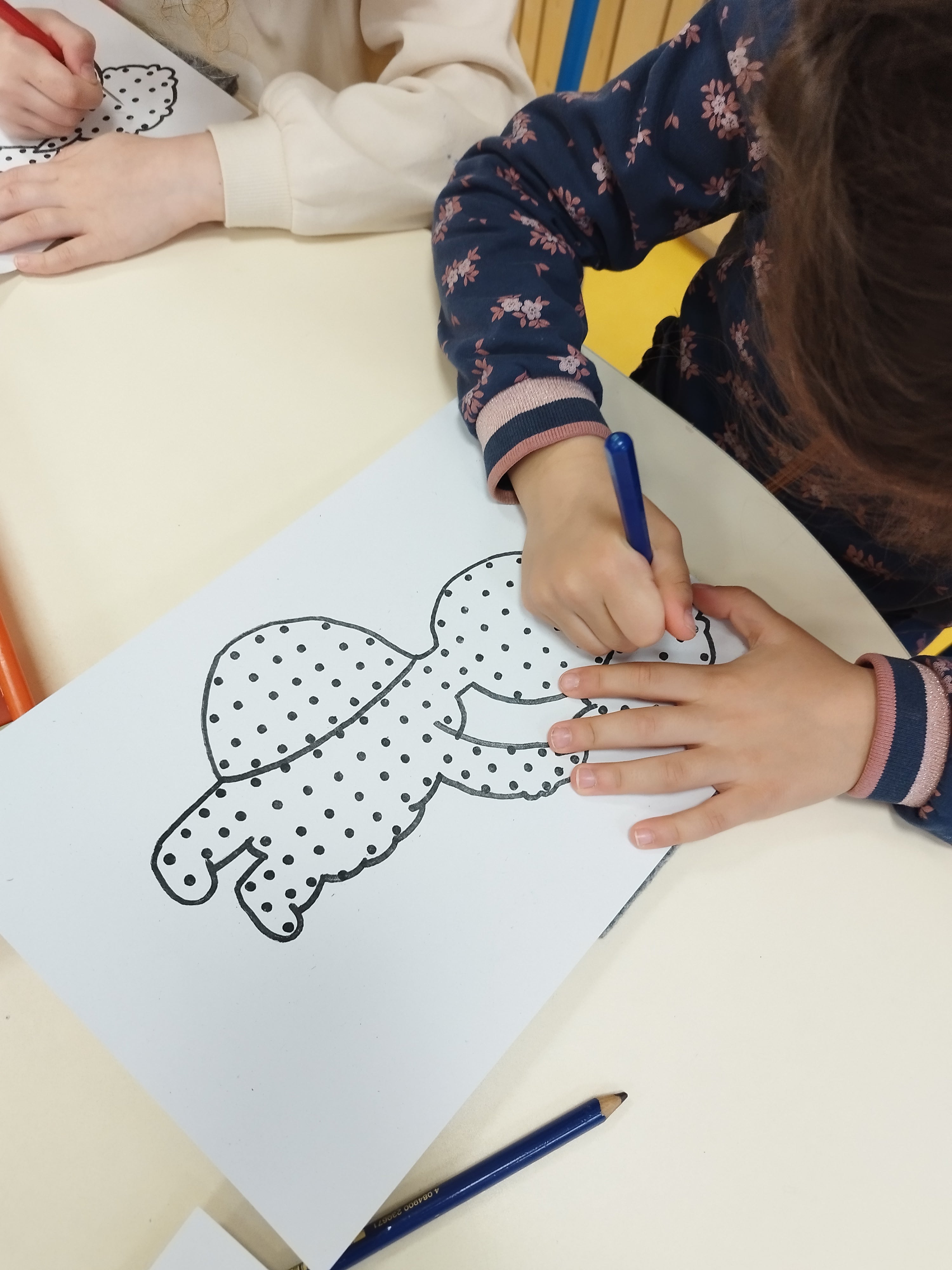 Broderie Arthur la Tortue réalisée point par point – activité manuelle pédagogique pour les enfants de maternelle