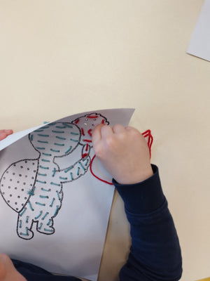 Broderie terminée sur patron Arthur la Tortue – activité créative pédagogique pour enfants de 3 à 6 ans