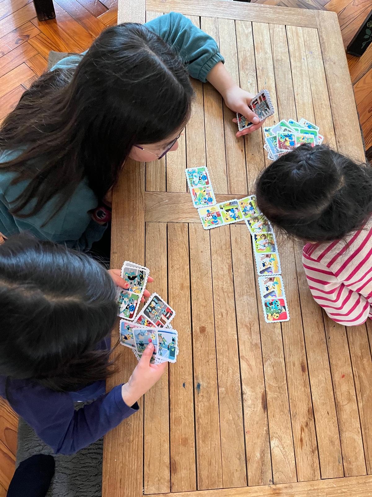 Cartes de Domino Arthur la Tortue en cours de jeu – premier jeu de société illustré pour développer l'attention et l'association visuelle chez l'enfant