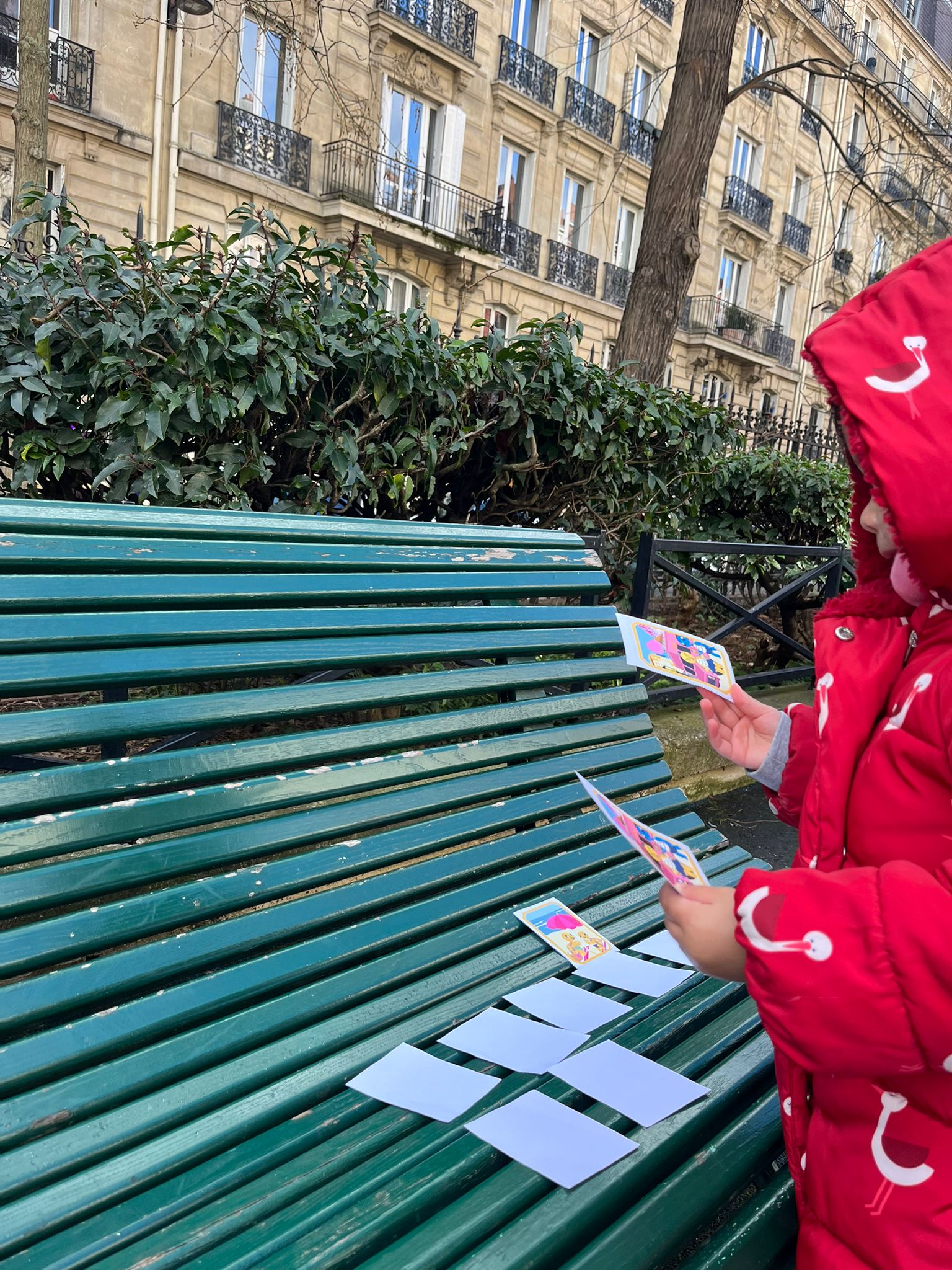 Cartes du Memory Arthur la Tortue disposées sur une table – jeu éducatif pour développer la mémorisation et l'observation chez les 3-6 ans