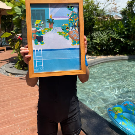 Enfant explorant les illustrations du kit Arthur la Tortue – activité pédagogique EVAR à la maison ou en classe maternelle