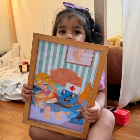 Enfant regardant les supports illustrés Arthur la Tortue – kits pédagogiques EVAR pour accompagner le développement émotionnel en maternelle