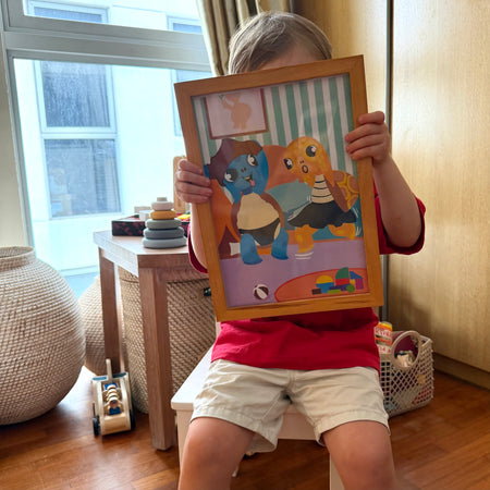 Enfant tenant les illustrations Arthur la Tortue – kits pédagogiques EVAR utilisés en maternelle et à la maison