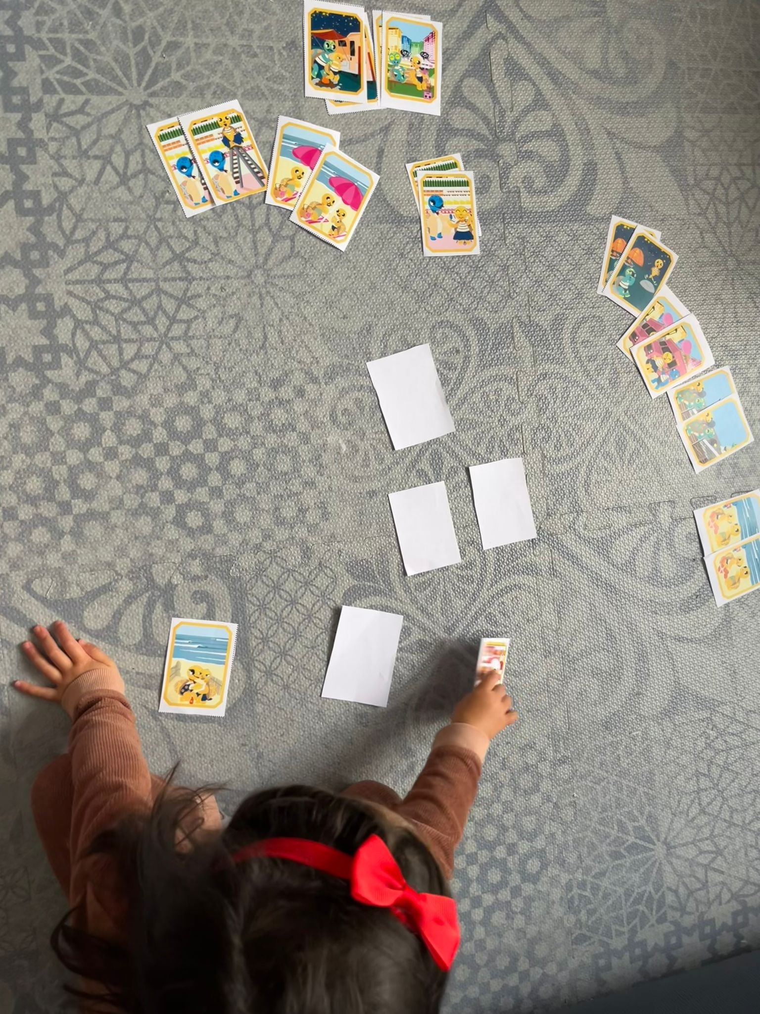 Jeu de Memory Arthur la Tortue imprimé et utilisé par des enfants – activité mémorielle pédagogique maternelle