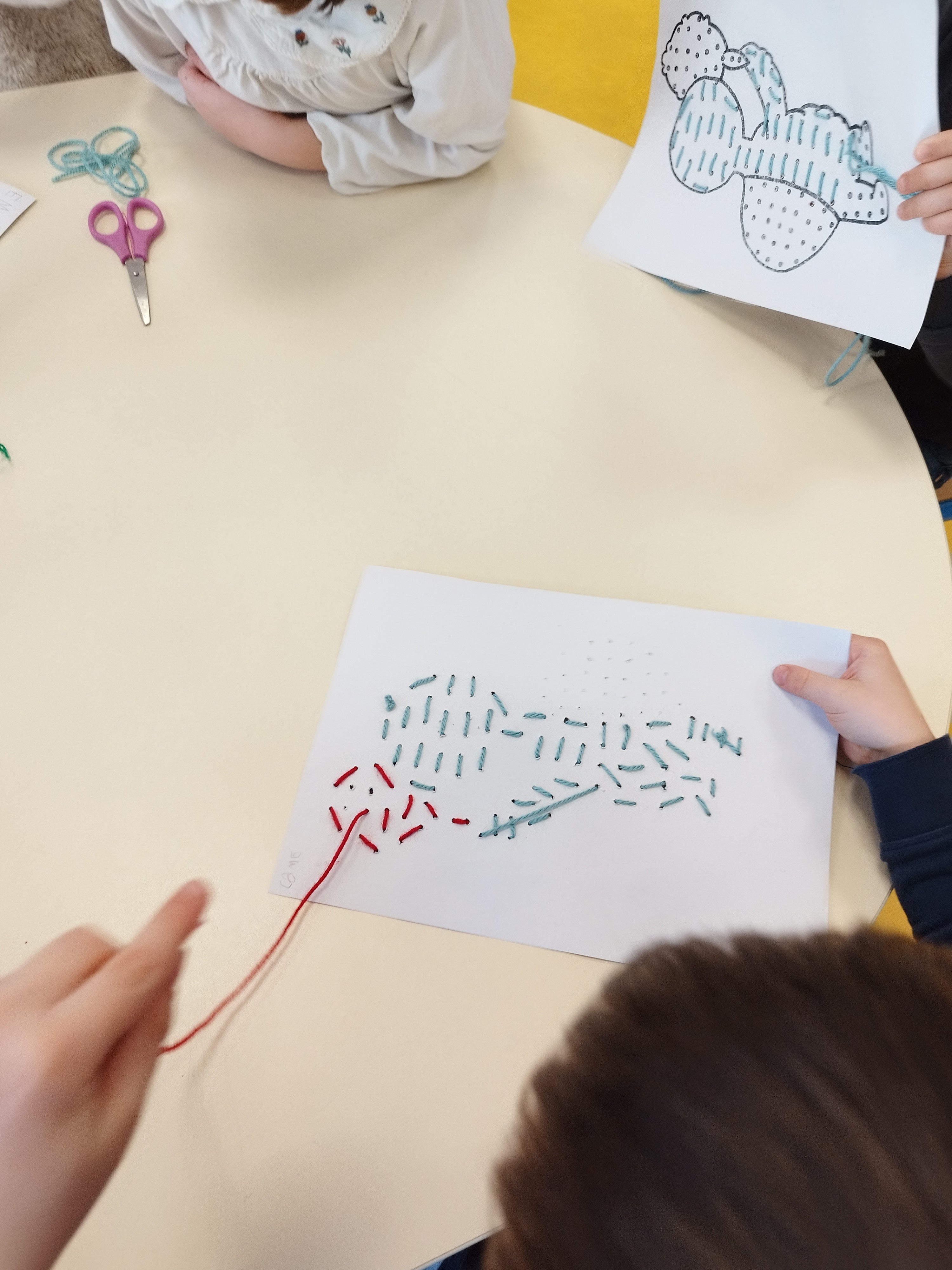 Résultat de broderie simple Arthur la Tortue – activité manuelle pour renforcer la confiance en soi des enfants de maternelle