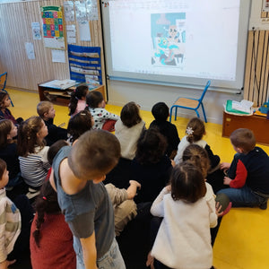 Séance pédagogique Arthur la Tortue en maternelle – enfants découvrant les illustrations EVAR avec leur enseignante