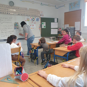 Utilisation des kits pédagogiques Arthur la Tortue en séance EVAR – enseignante accompagnant des élèves de maternelle