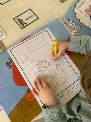 Élèves de petite section observant l'illustration de deux tortues en jeu de lutte — apprentissage du mot stop et des limites corporelles en maternelle